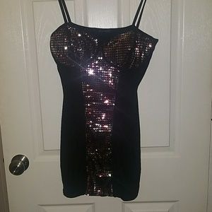 Sexy little black dress with some sparkle to it 😍